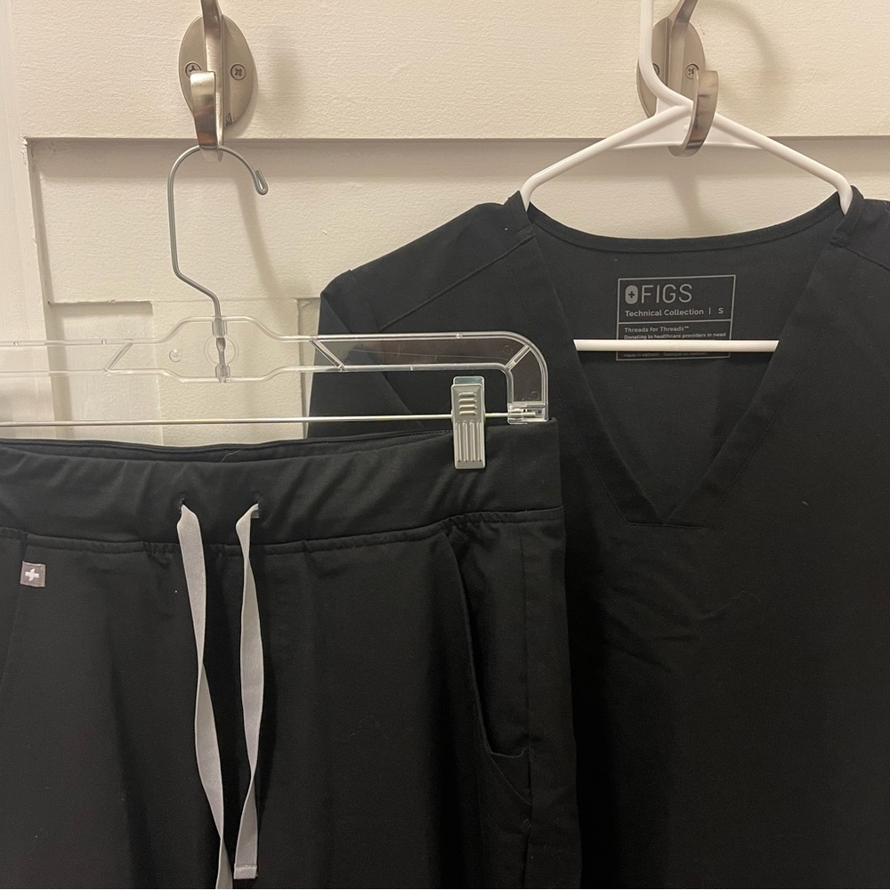 Women’s figs scrub set in size small, color black